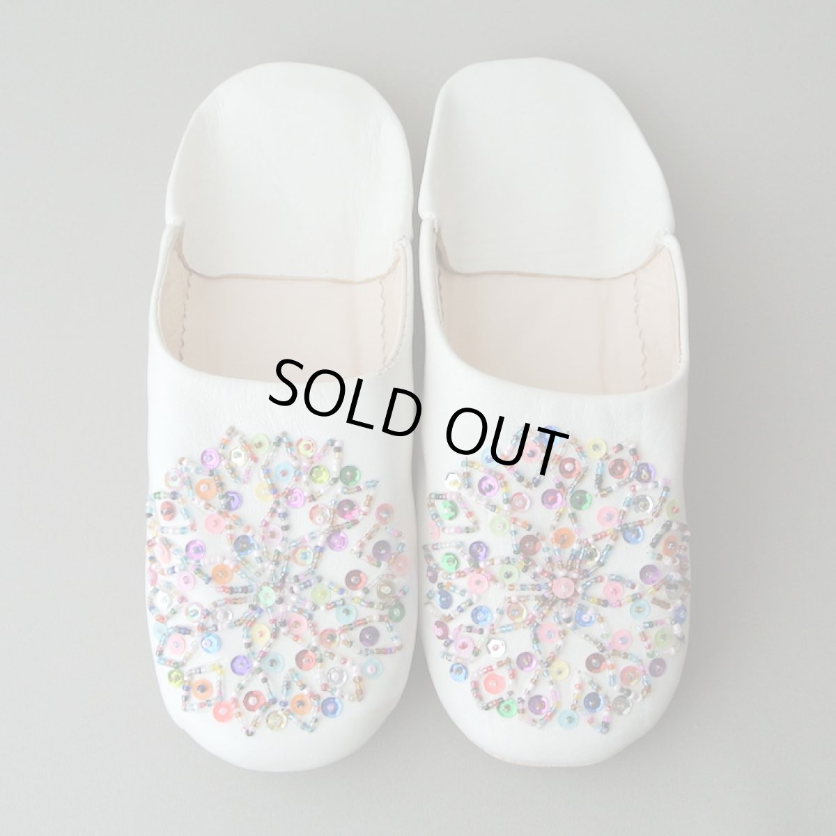 画像1: バブーシュ・スパンコール（白×カラフル）23〜24センチ　メール便可・ラッピング無料 (1)