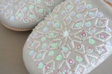 画像3: バブーシュ・スパンコール（ライトグレー×オーロラ）22〜25センチ　メール便可・ラッピング無料 (3)