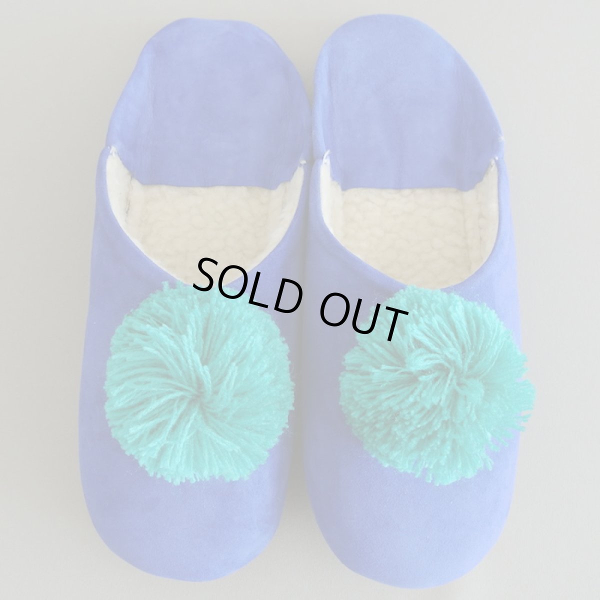 画像1: 【SALE】バブーシュ・内部ボア / スウェード / でかポンポン / あったか冬用 （ブルー×グリーン22〜23センチ）ラッピング可　ルームシューズ　室内履き　臭くない (1)