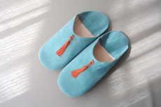 画像2: バブーシュ｜スウェード・タッセル＜レディース＞（くすみブルー×オレンジ）24〜25センチ ラッピング無料 (2)