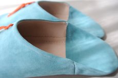 画像5: バブーシュ｜スウェード・タッセル＜レディース＞（くすみブルー×オレンジ）24〜25センチ ラッピング無料 (5)