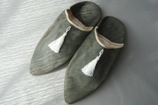画像2: 外履きバブーシュ｜レディース・スウェード タッセル （グレー×オフホワイト）24〜25センチ ラッピング無料・メール便可 (2)