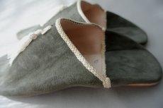 画像5: 外履きバブーシュ｜レディース・スウェード タッセル （グレー×オフホワイト）24〜25センチ ラッピング無料・メール便可 (5)