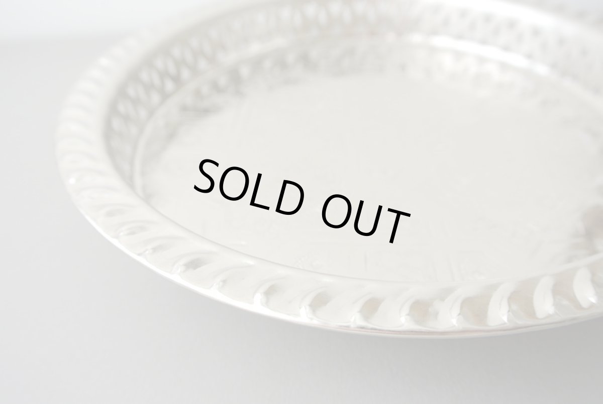 画像3: 脚付きメタルトレー|彫り模様・シルバー(合金製)φ22cm お盆 プレート (3)