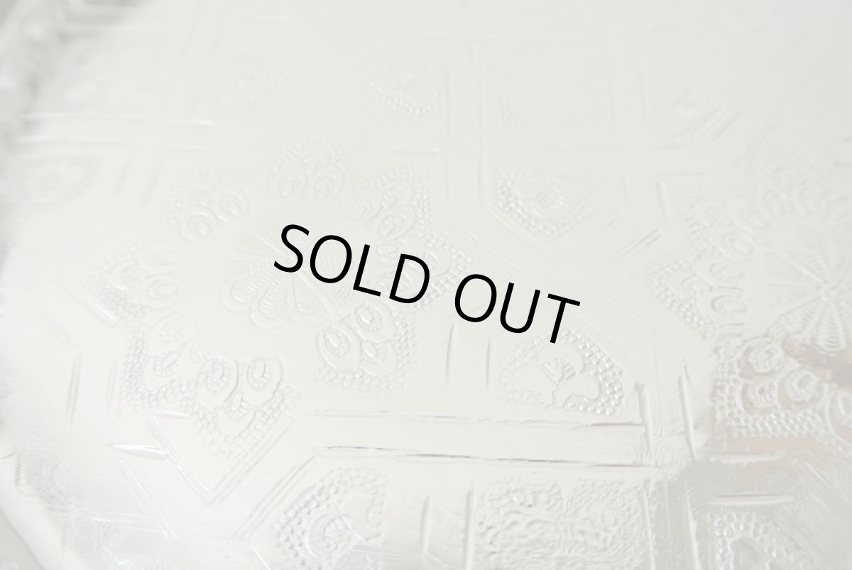 画像5: 脚付きメタルトレー|彫り模様・シルバー(合金製)φ22cm お盆 プレート (5)