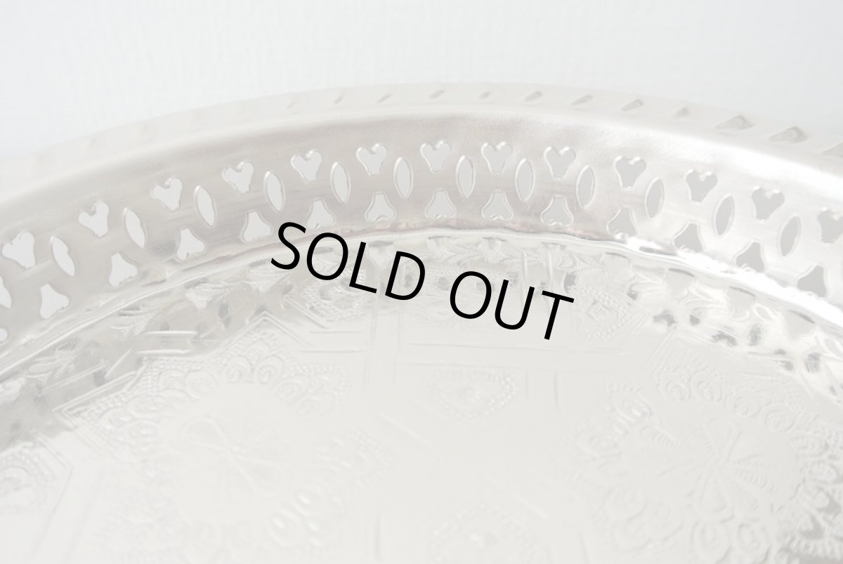 画像4: 脚付きメタルトレー|彫り模様・シルバー(合金製)φ22cm お盆 プレート (4)