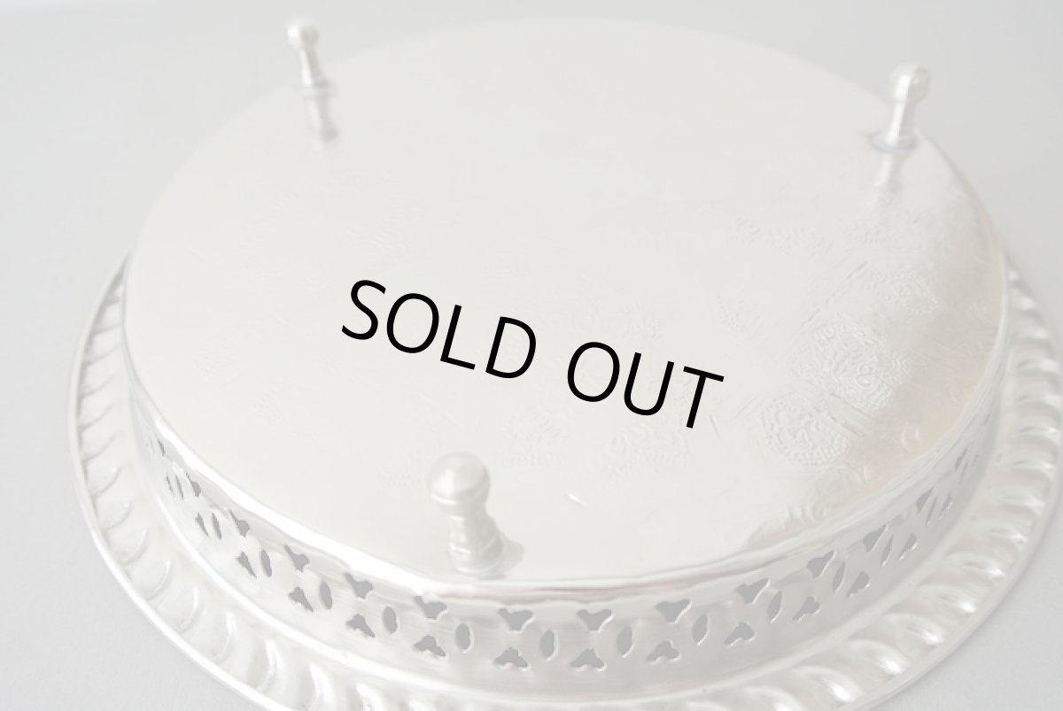 画像6: 脚付きメタルトレー|彫り模様・シルバー(合金製)φ22cm お盆 プレート (6)