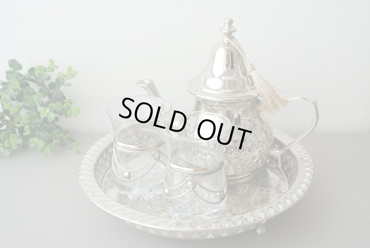 画像2: 脚付きメタルトレー|彫り模様・シルバー(合金製)φ22cm お盆 プレート (2)