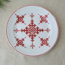画像1: コセマ平皿：フェズ刺繍赤・エンボスA（直径18cm）COCEMA　未使用　希少　モロッコ陶器 (1)