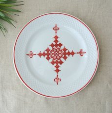 画像1: コセマ平皿：フェズ刺繍赤・エンボスB（直径18cm）COCEMA　未使用　希少　モロッコ陶器 (1)