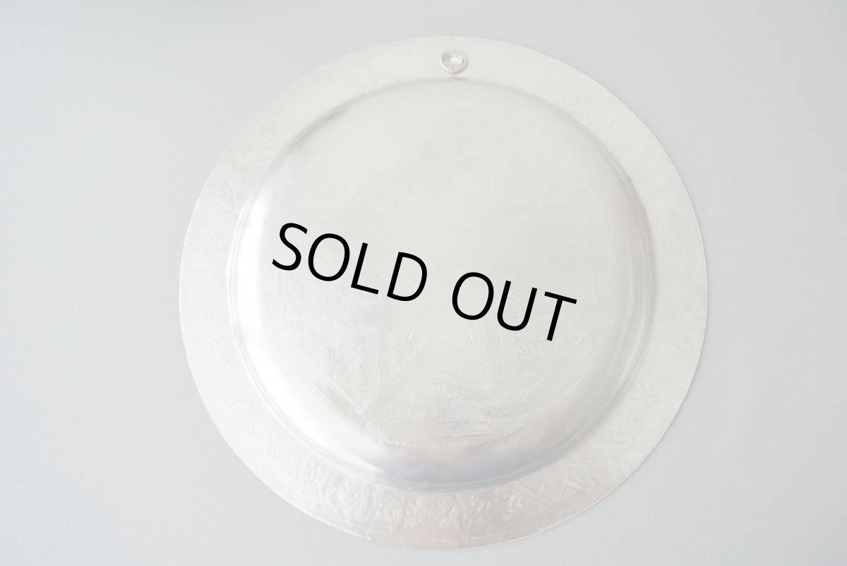 画像4: メタルトレー(脚なし)|彫り模様 φ25cm   お盆 プレート (4)