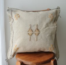 画像1: 【SALE】サブラ （カクタスシルク）クッションカバー・ベージュ【メール便可】 (1)