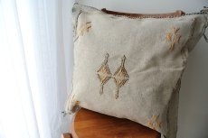 画像2: 【SALE】サブラ （カクタスシルク）クッションカバー・ベージュ【メール便可】 (2)