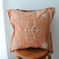 画像1: サブラ （カクタスシルク）クッションカバー・くすみオレンジ【メール便可】  (1)