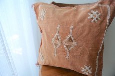 画像2: サブラ （カクタスシルク）クッションカバー・くすみオレンジ【メール便可】  (2)