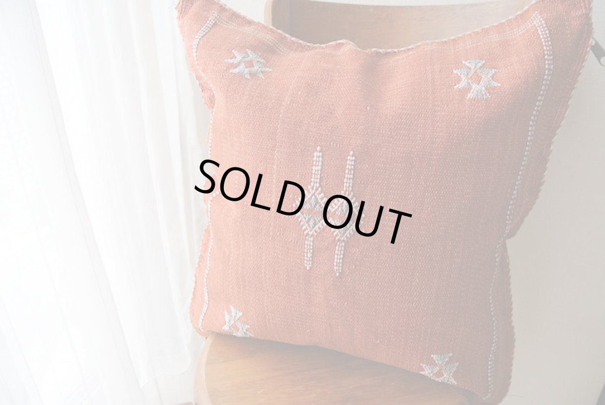 画像2: サブラ （カクタスシルク）クッションカバー・くすみレッド【メール便可】 (2)