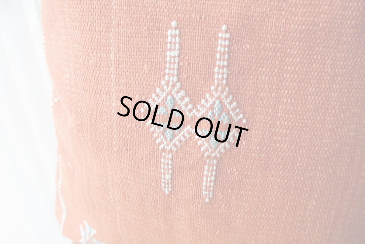 画像3: サブラ （カクタスシルク）クッションカバー・くすみレッド【メール便可】 (3)