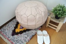 画像2: モロッコ革製オットマン｜プフ（ピンクベージュ） (2)