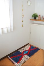 画像2: モロッコラグ｜ボシャルウィット・ブルー×レッド（約106×49cm） 玄関マット　一点もの　送料無料　美品 (2)