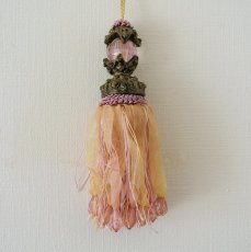 画像1: ビジュー付きタッセルチャーム｜貴婦人（ピンク） (1)