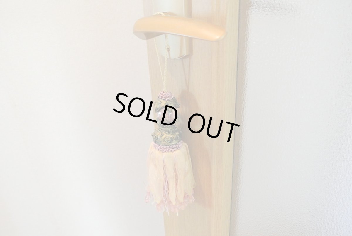 画像4: ビジュー付きタッセルチャーム｜貴婦人（ピンク） (4)