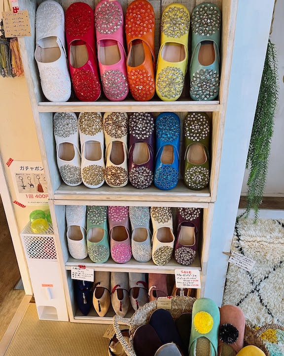 店内のバブーシュ