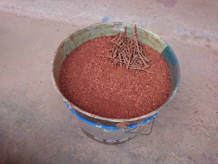 茜
