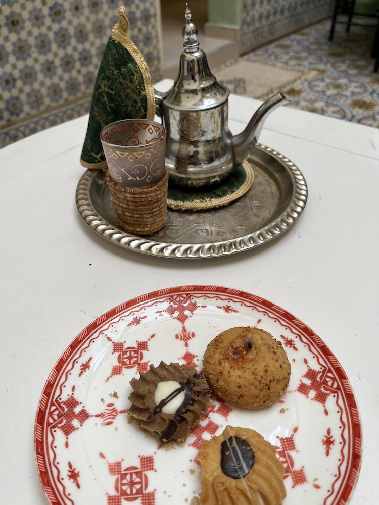 ミントティーとお菓子