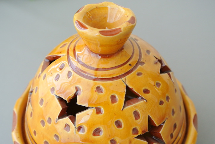”蓋つき陶器小物入れ星と三角”/