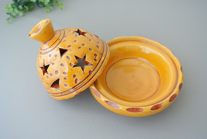 ”蓋つき陶器小物入れ星と三角”/