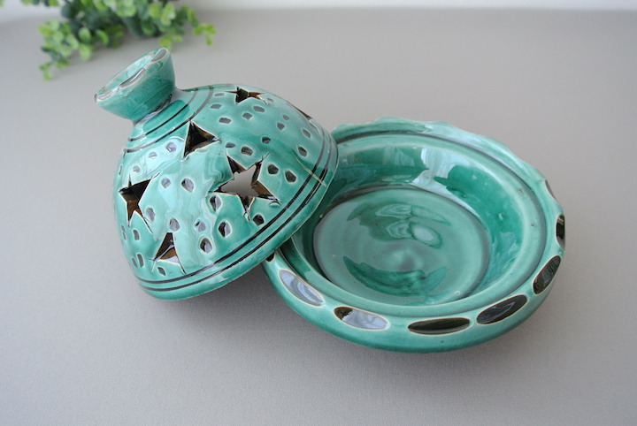 ”蓋つき陶器小物入れ星と三角”/