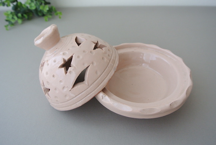 ”蓋つき陶器小物入れ星と三角”/