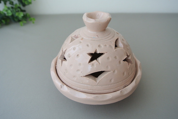 ”蓋つき陶器小物入れ星と三角”/