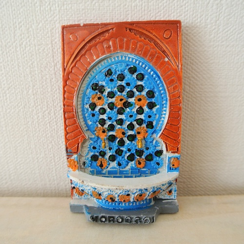 ”モロッコの水汲み場のマグネット”/