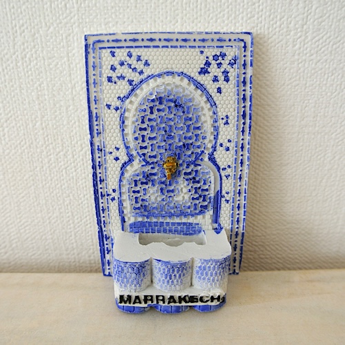 ”モロッコの水汲み場のマグネット”/