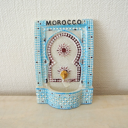 ”モロッコの水汲み場のマグネット”/