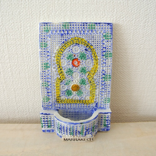 ”モロッコの水汲み場のマグネット”/